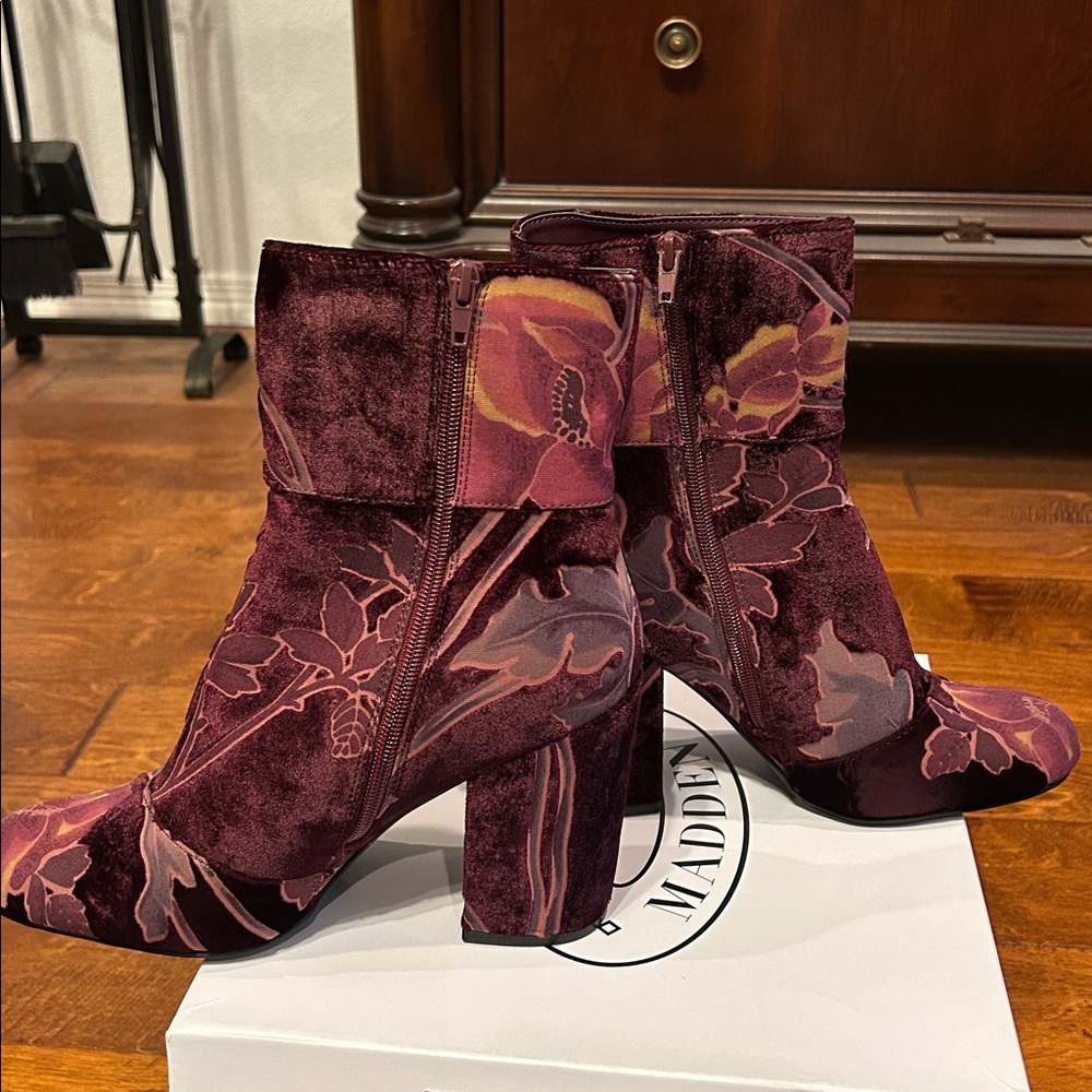 Steve Madden - Grand Burgundy Velvet Print Side Zip Boot, size 9. NWT - Picture 4 of 6